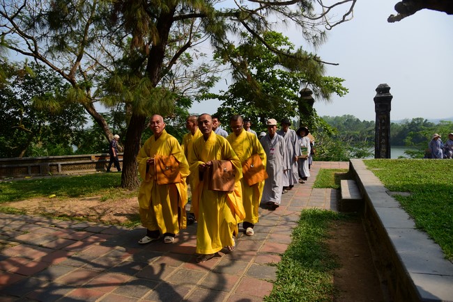 Tham quan và cúng dường chùa Linh Mụ, Huế